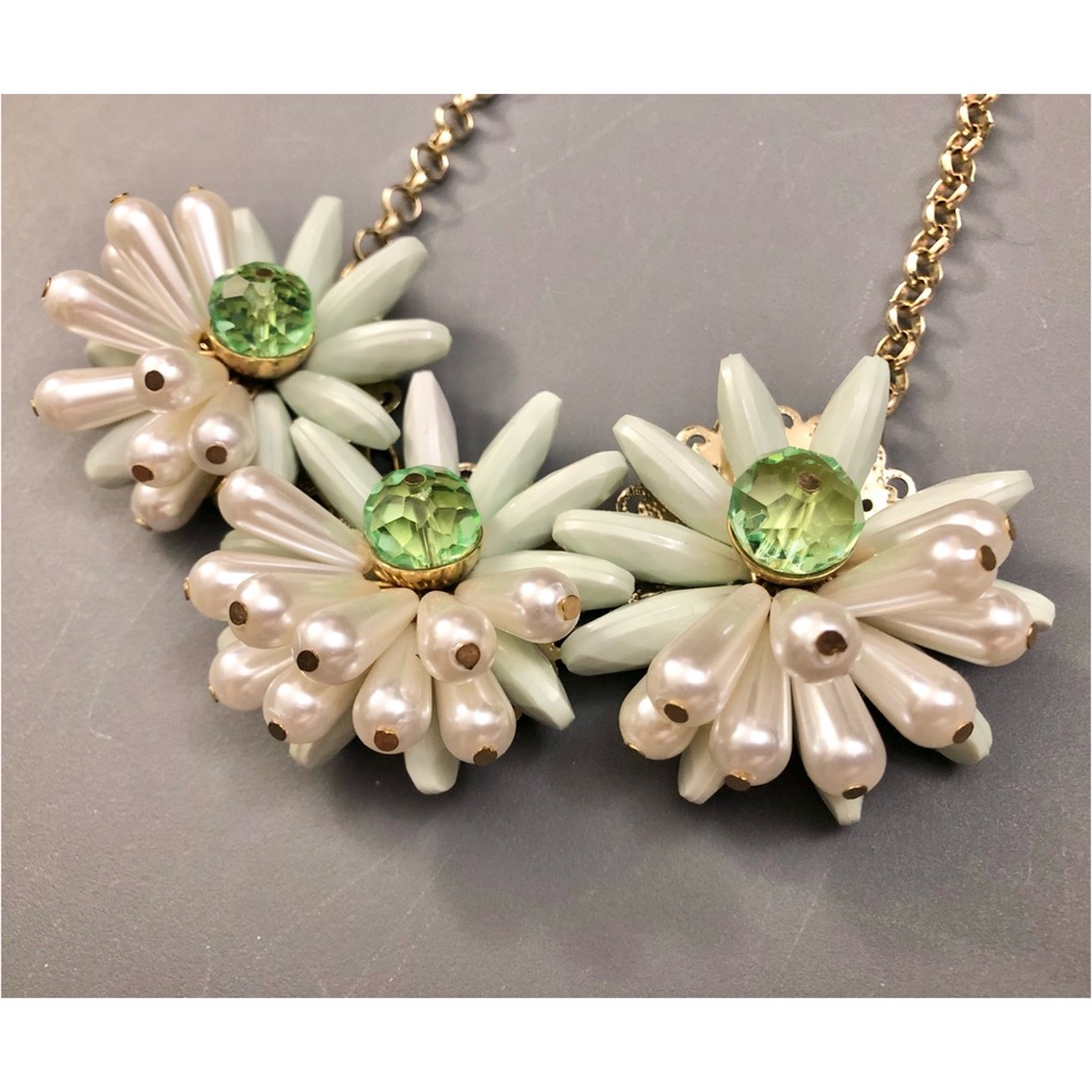 💜 2/$25 Flower Statement Necklace - Picture 3 of 9